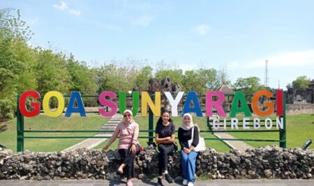 Exploring Sunyaragi Cave of Cirebon With Darmasiswa Student From STMIK IKMI Cirebon